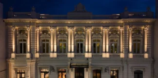 Fachada restaurada nocturna del antiguo Club Cartagena, integrada al hotel - Imagen de Four Seasons.