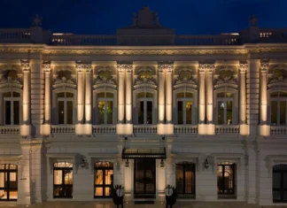 Fachada restaurada nocturna del antiguo Club Cartagena, integrada al hotel - Imagen de Four Seasons.