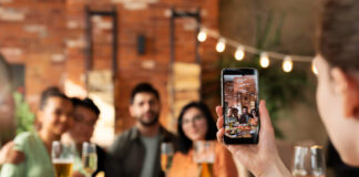 Construcción de comunidades, una de las principales tendencias de marketing gastronómico para 2026 - Imagen diseñada con IA