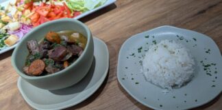 Feijoada con arroz blanco y ensalada carioca - Sodexo